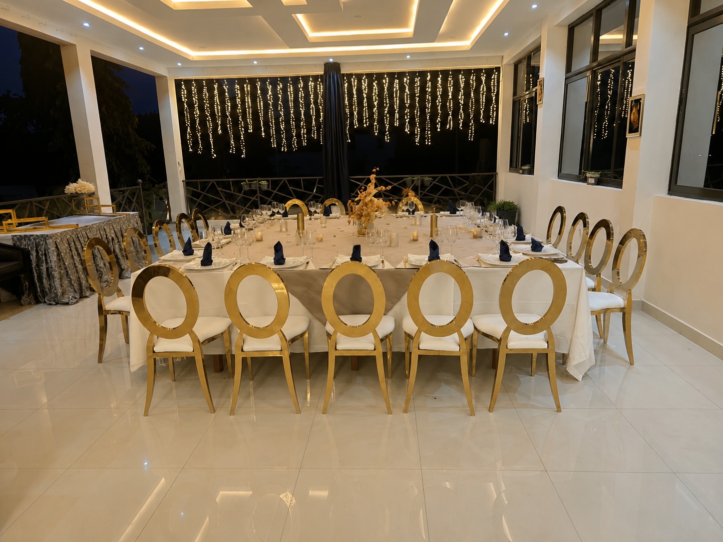 Verres dressés sur une table de banquet