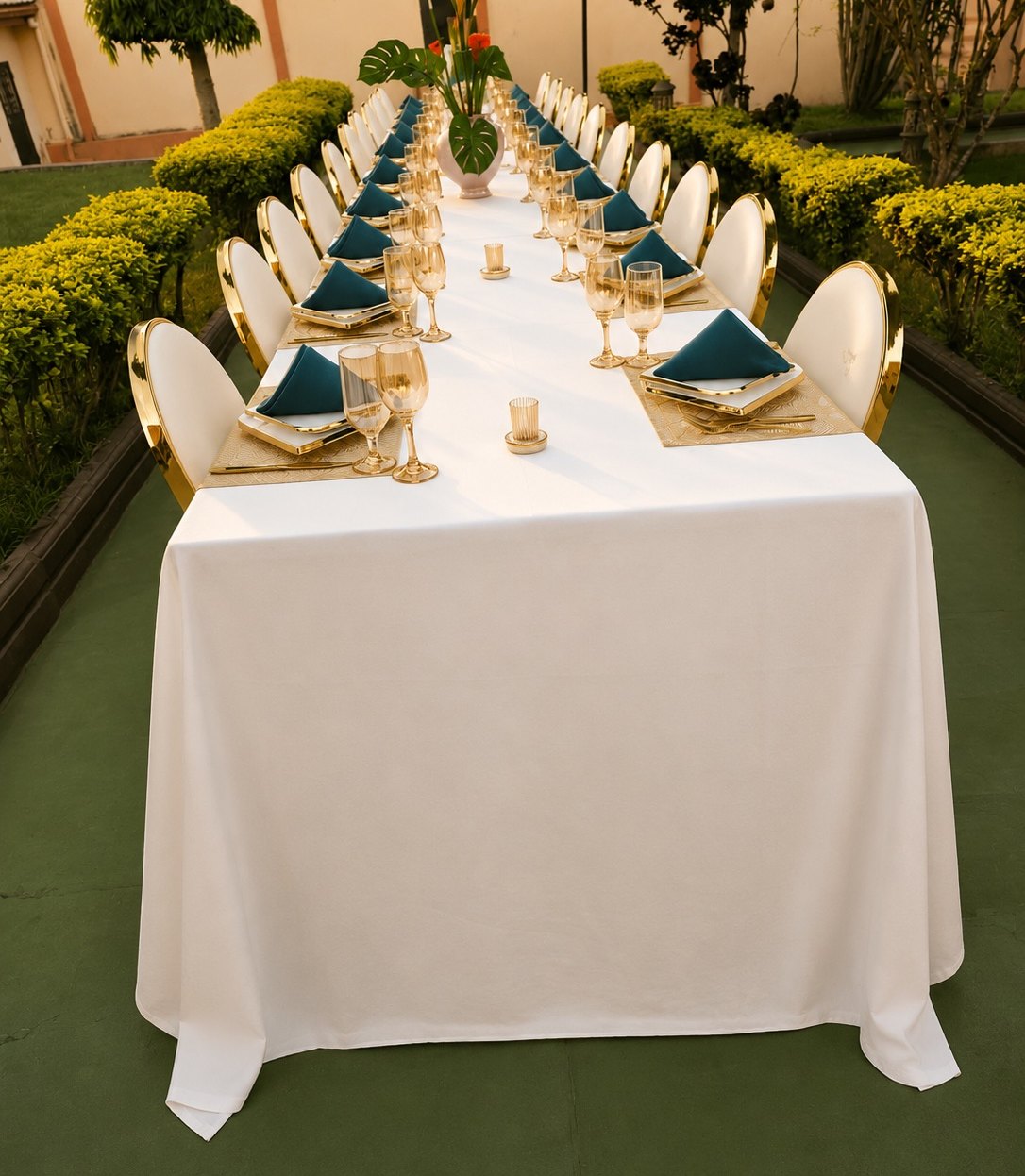 Longue table de réception au jardin, chaises dorées médaillon